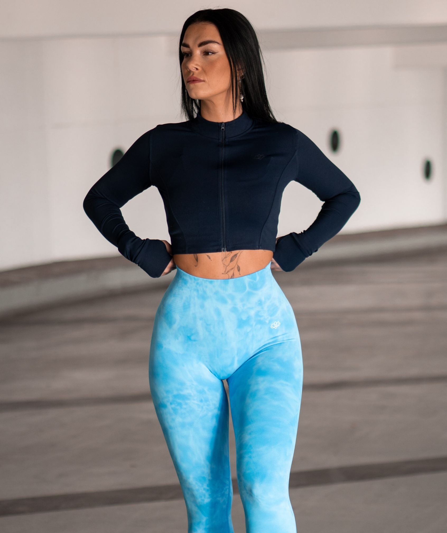Jentle - Sleek Midi Zip Up (Navy)
