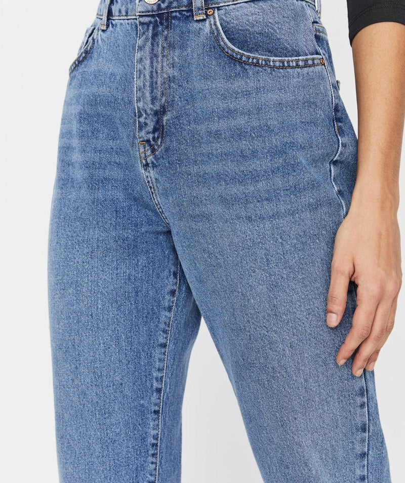 Noisy May - Isabel Ankl Mom Jeans (Medium Blue)